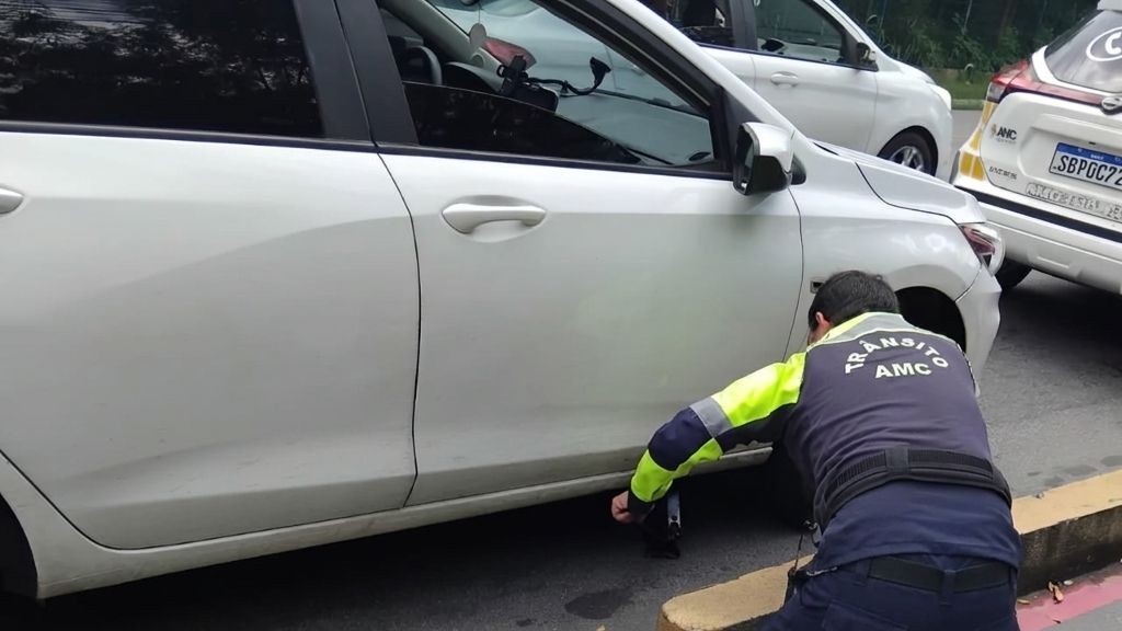 servidor da AMC trocando um pneu